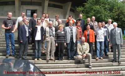 Uczestnicy konferencji przed planetarium