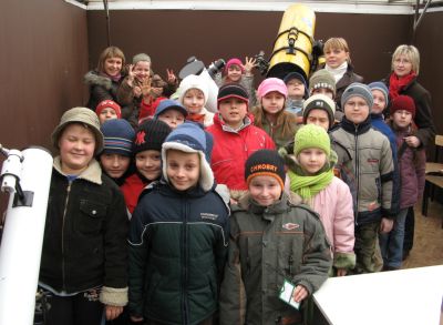 Wychowankowie świetlicy w obserwatorium