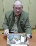 Pan Wies�aw Czajka z okazami, kt�re nam podarowa�