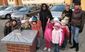 wszyscy przed zegarem